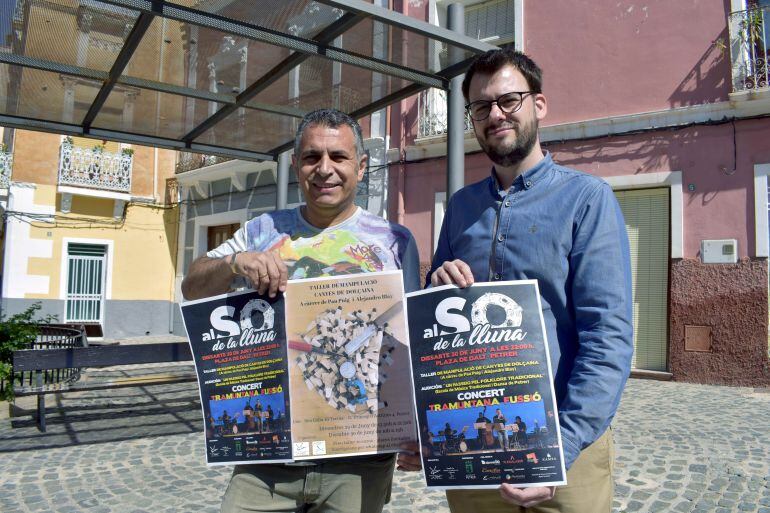 Eliseu García, director de la colla "El Terrós", junto a Fernando Portillo, concejal de cultura de Petrer