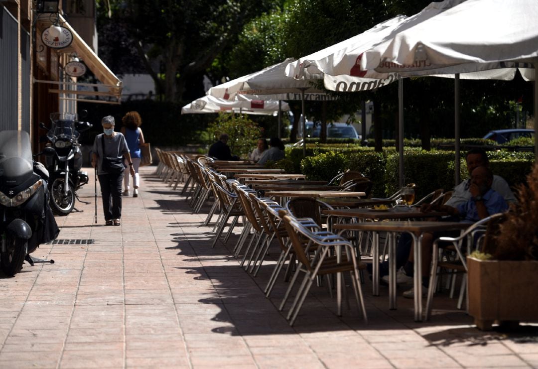 Varias personas disfrutan en una terraza, en una imagen de archivo. 