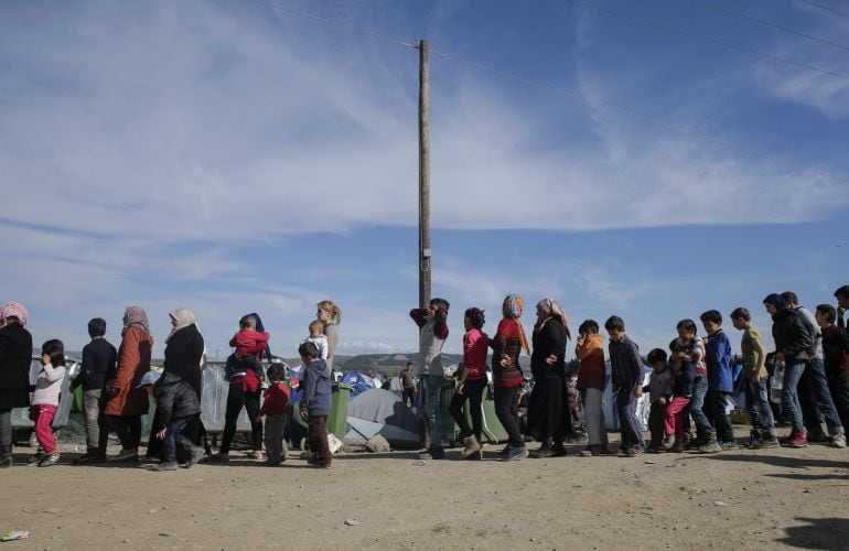 Refugiados esperan para recibir comida en el campamento de Idomeni, en la frontera de Grecia con Macedonia 