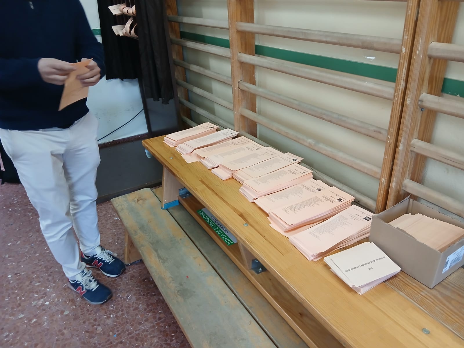 Papeletas a disposición de los electores en el colegio Calatrava de Mérida