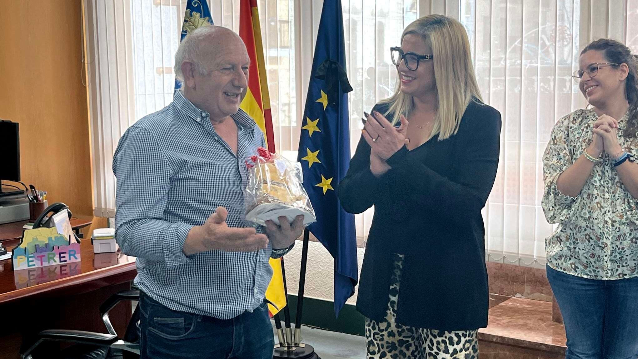 Amancio Guerrero Romero, suboficial retirado del Consorcio Provincial de Bomberos junto con Irene Navarro, alcaldesa de Petrer