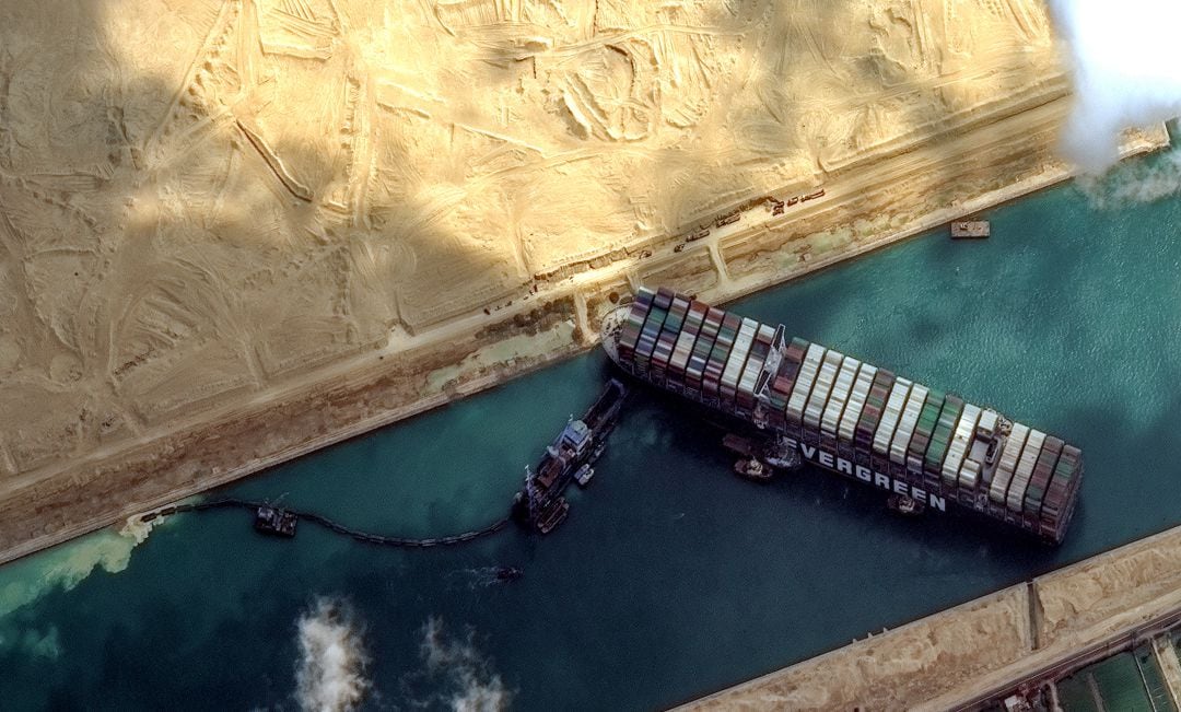 El barco encallado en el Canal de Suez.