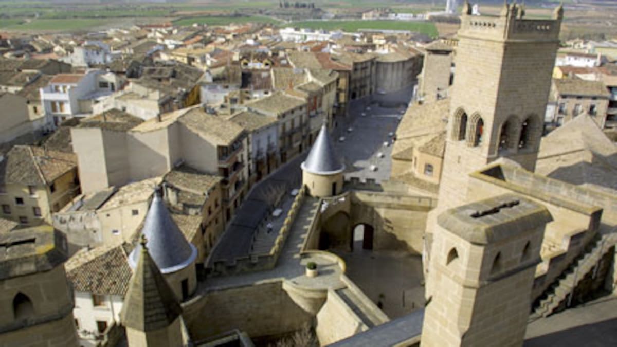 La alcaldesa de Olite, Maite Garbayo, habla sobre la petición al Gobierno de Navarra para permitir placas solares en el casco antiguo