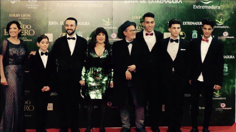 El equipo de &quot;El Mundo Entero&quot;, con Loles León en el centro de la imagen, en la gala de estreno de la película en Badajoz.