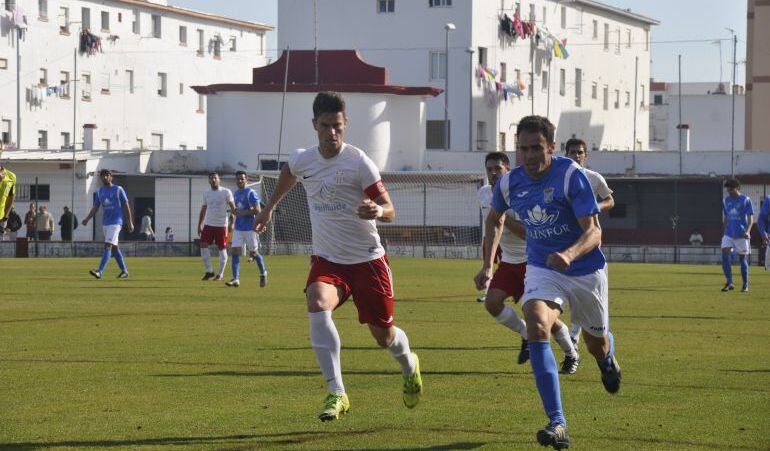 Carrión intenta una carrera en un partido.