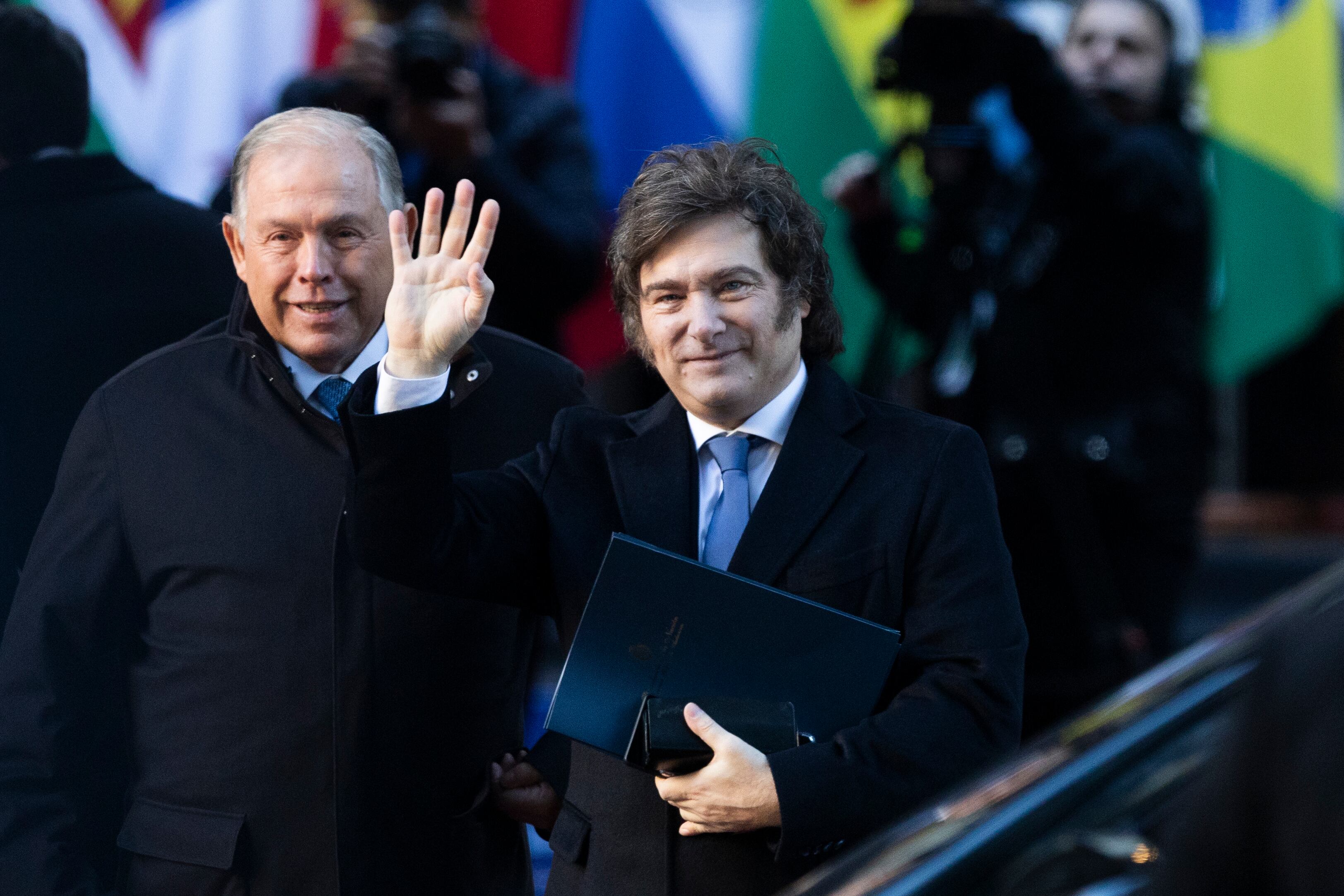 El presidente argentino, Javier Milei, junto al canciller argentino, Gerardo Werthein