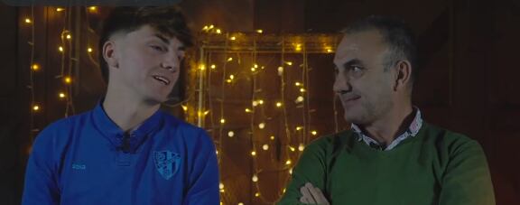 Manu Rico con su padre en el vídeo de felicitación de la SD Huesca