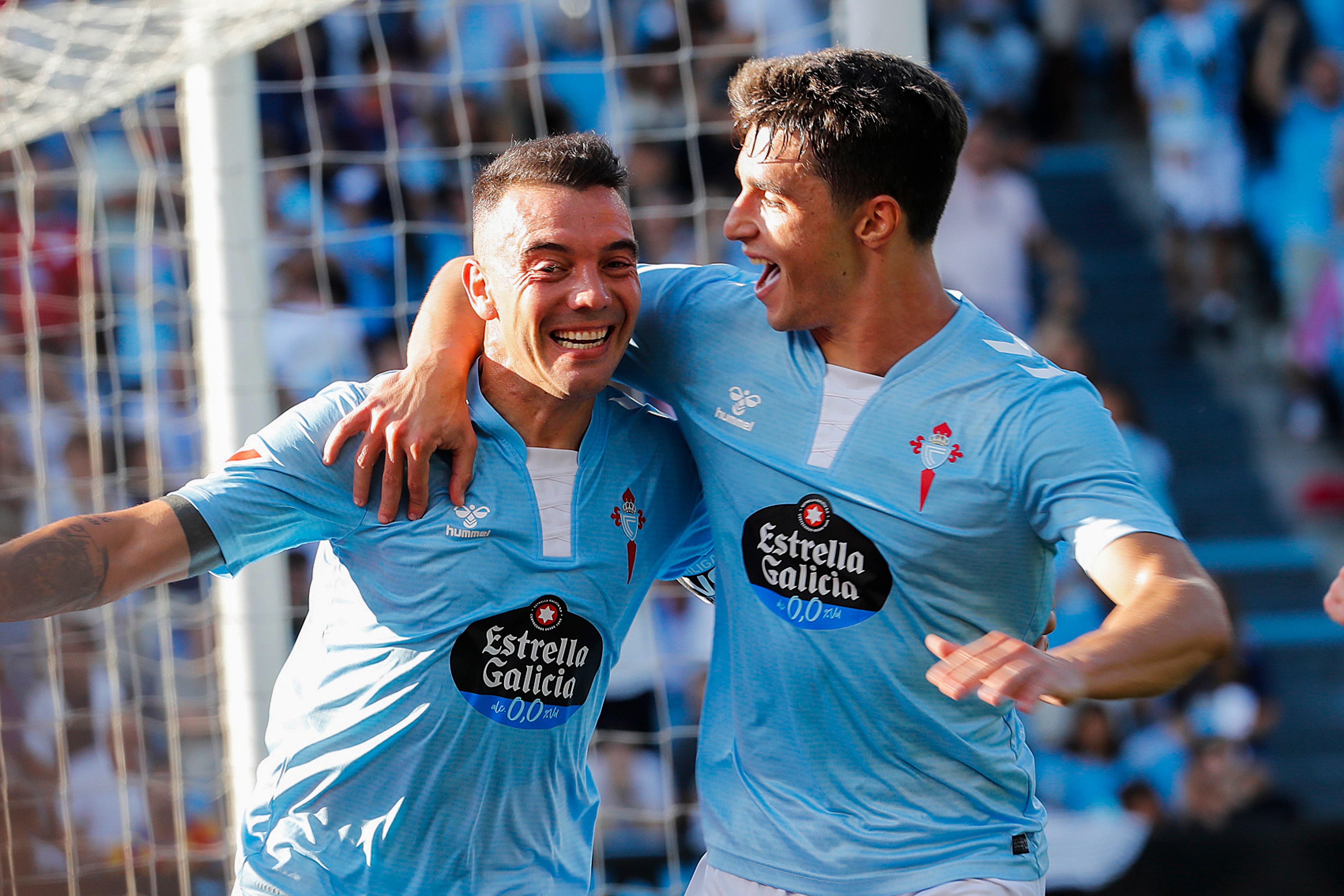 VIGO (PONTEVEDRA), 23/08/2024.- El delantero del Celta Iago Aspas (i) celebra tras marcar el segundo gol ante el Valencia, durante el partido de Liga en Primera División que Celta y Valencia CF disputan este viernes en el estadio de Balaídos, en Vigo. EFE/Salvador Sas
