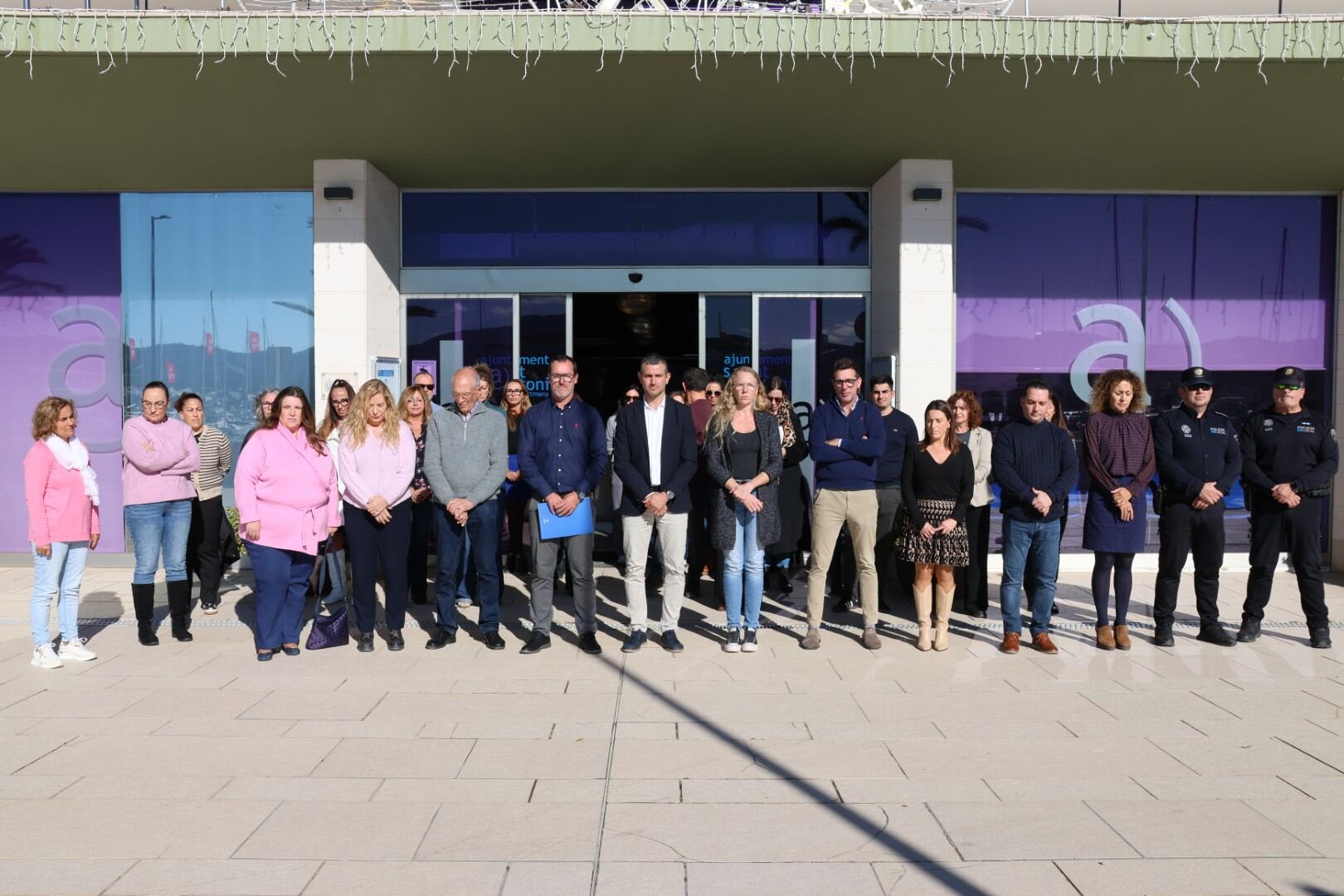 Minuto de silencio en Sant Antoni