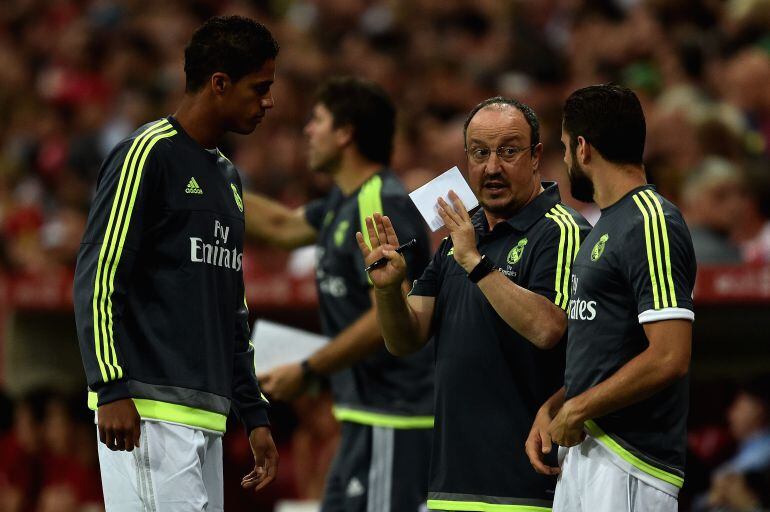 Benítez da instrucciones a Nacho y Varane