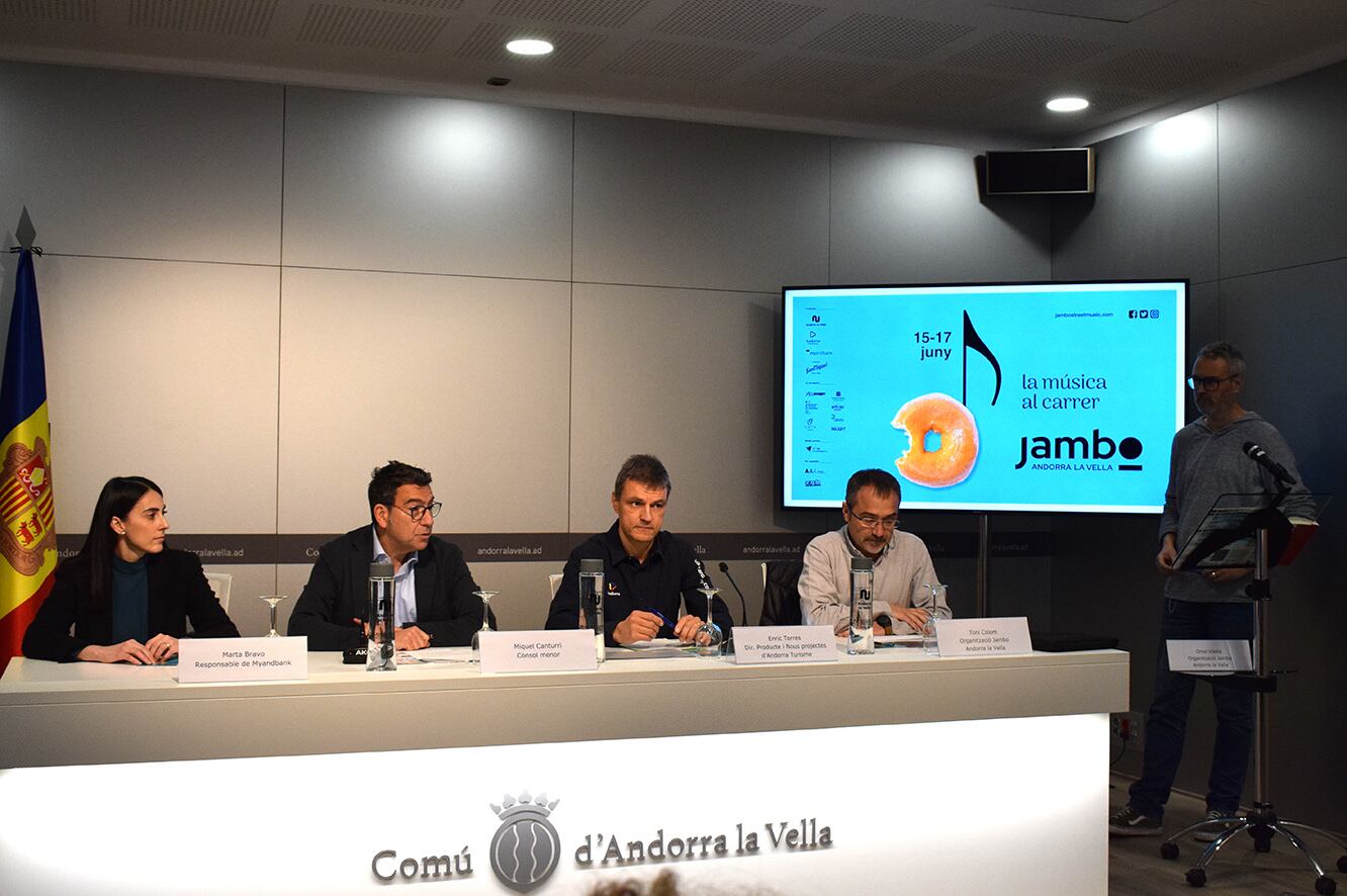 La responsable de Myandbank, Marta Bravo; el cònsol menor d'Andorra la Vella, Miquel Canturri; el director de Producte i Nous Projectes d'Andorra Turisme, Enric Torres i els organitzadors del Jambo, Toni Colom i Oriol Vilella, durant la presentació de la cita.