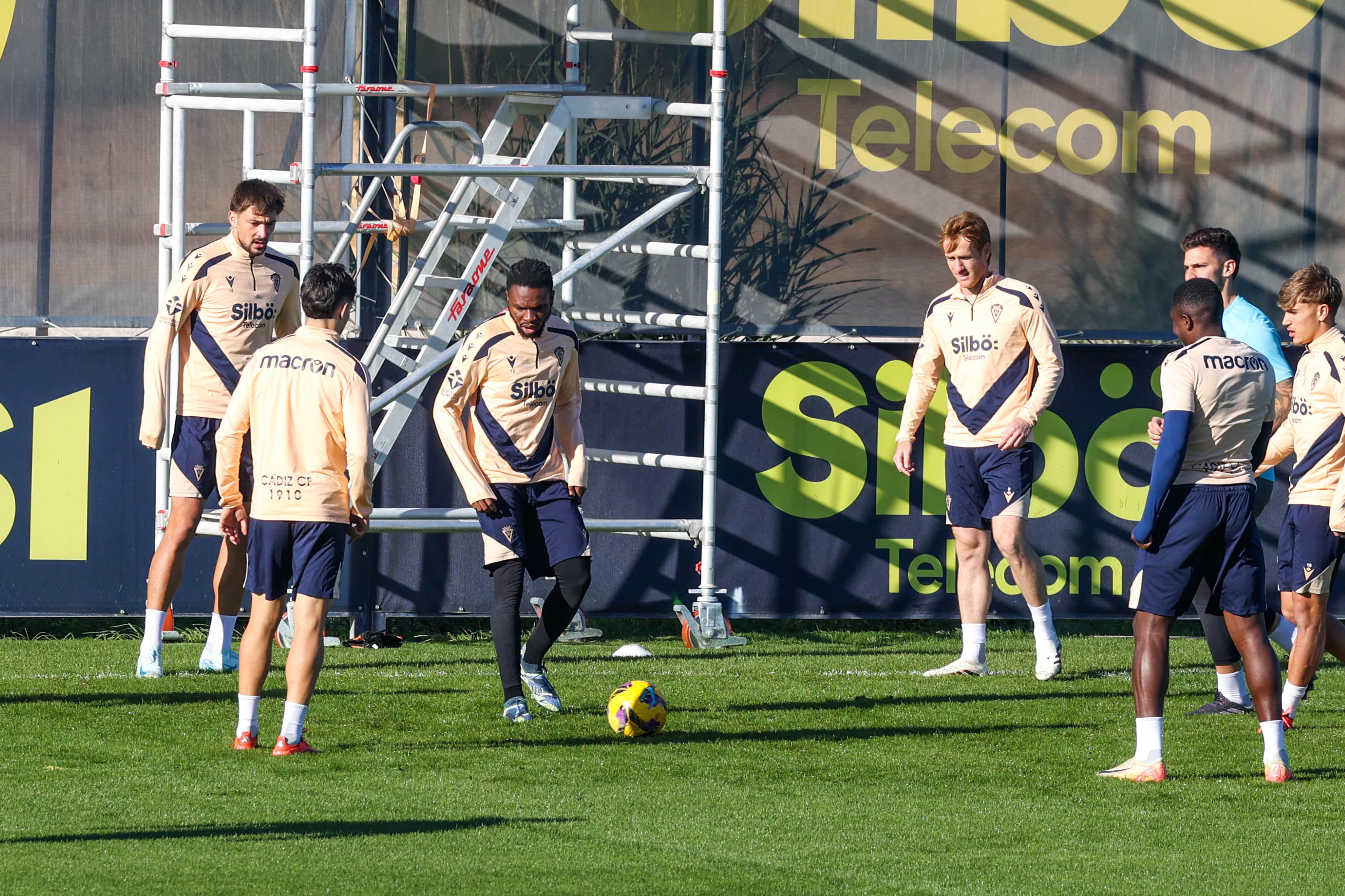 Varios jugadores del Cádiz en un rondo en el primer entrenamiento de Garitano como técnico del conjunto amarillo.