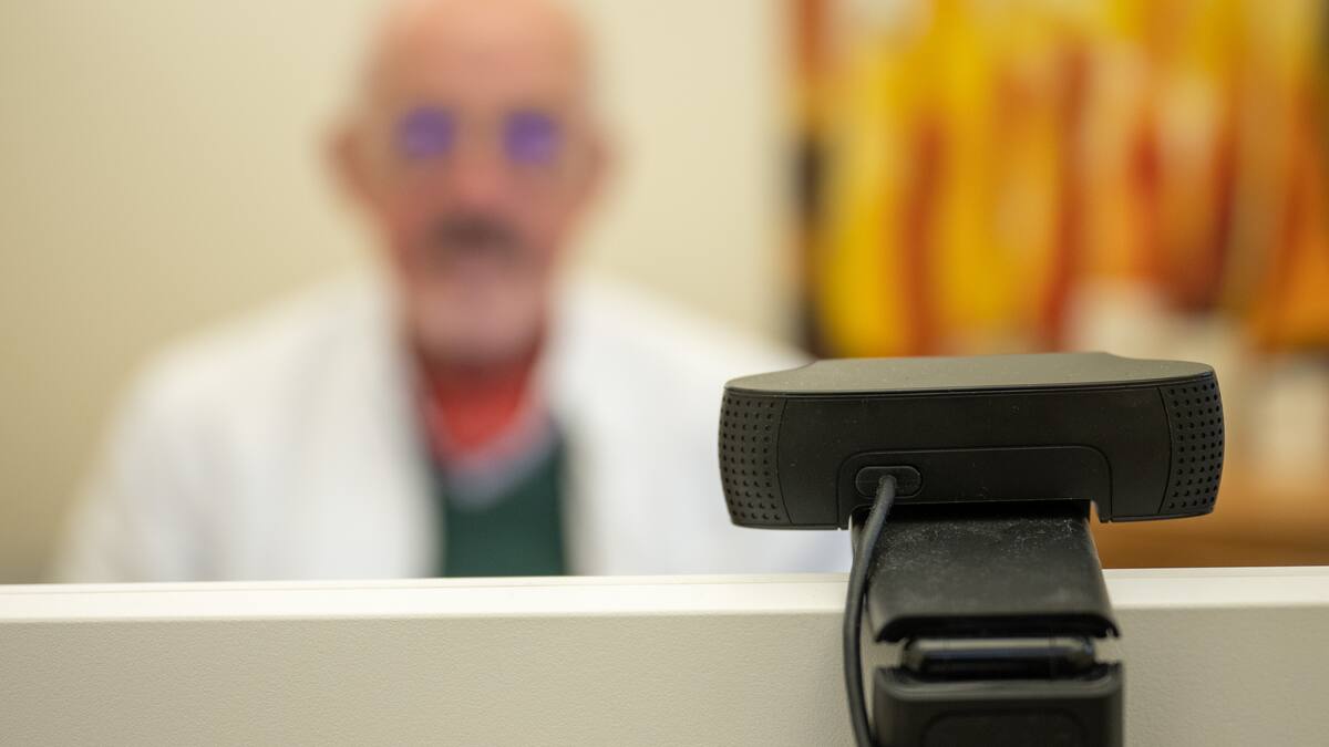 Classes de telemedicina per a la gent gran a l'Hospital del Mar