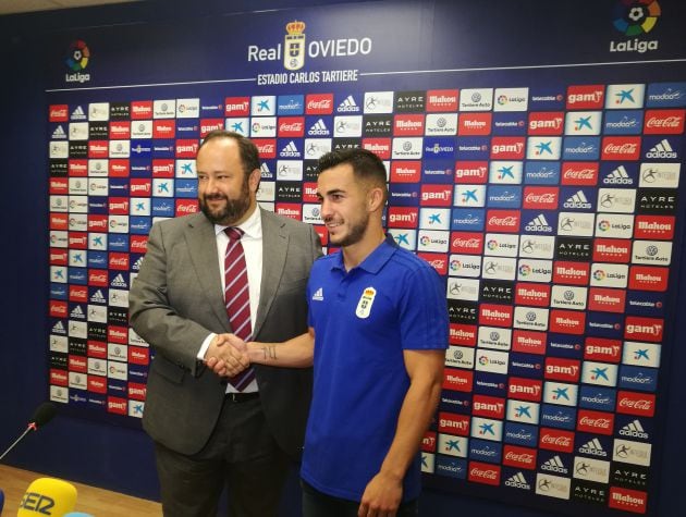 Jorge Menéndez Vallina y Joselu se saludan durante la presentación del delantero.