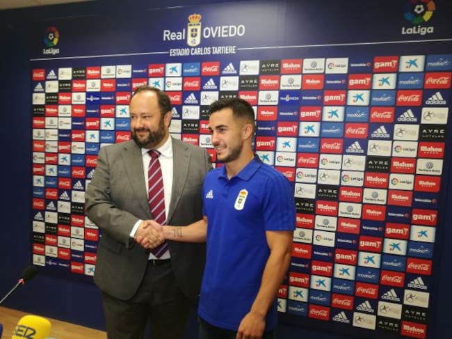 Jorge Menéndez Vallina y Joselu se saludan durante la presentación del delantero.
