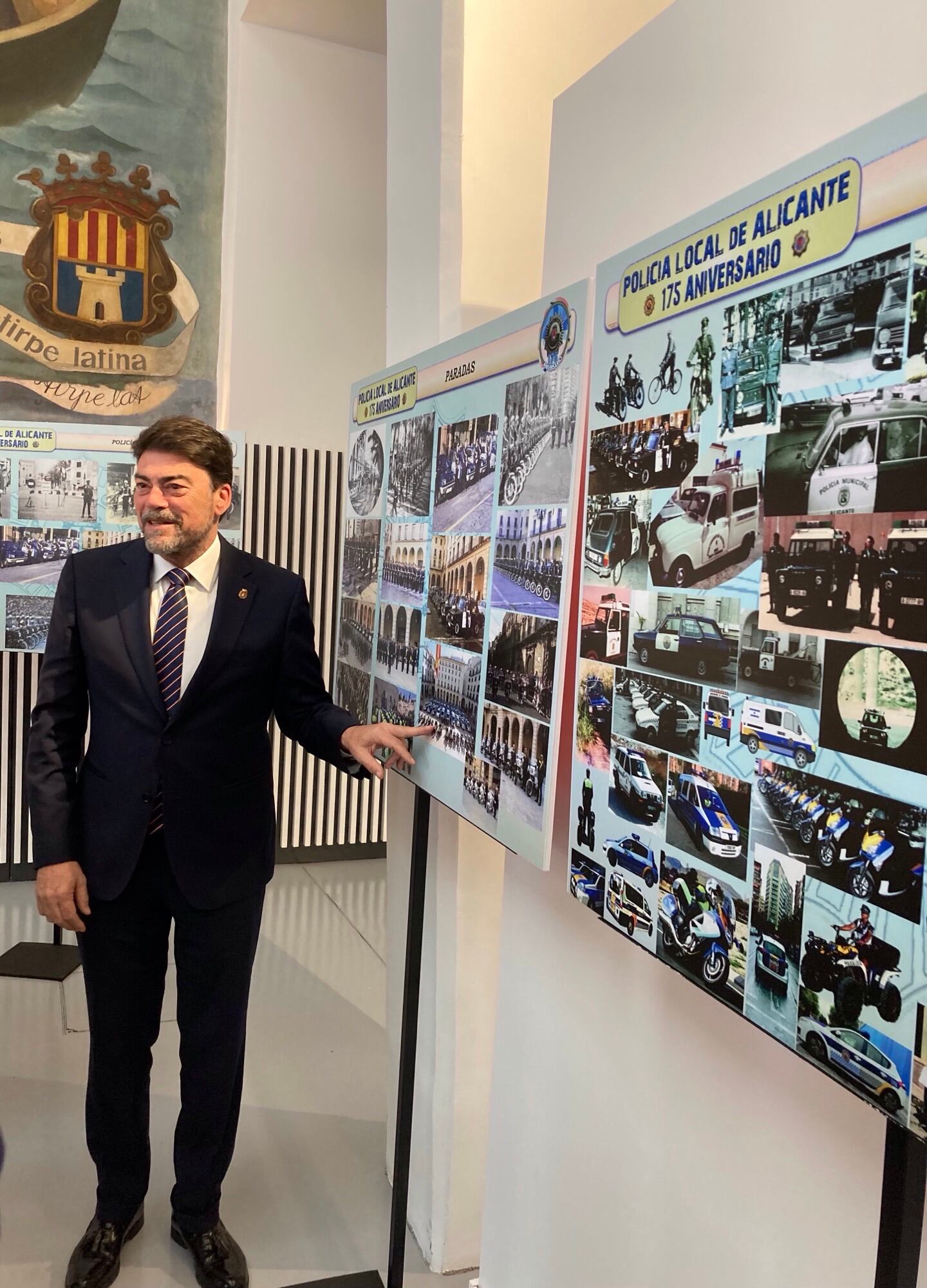 Barcala en la exposición del 175 aniversario de la Policía Local de Alicante