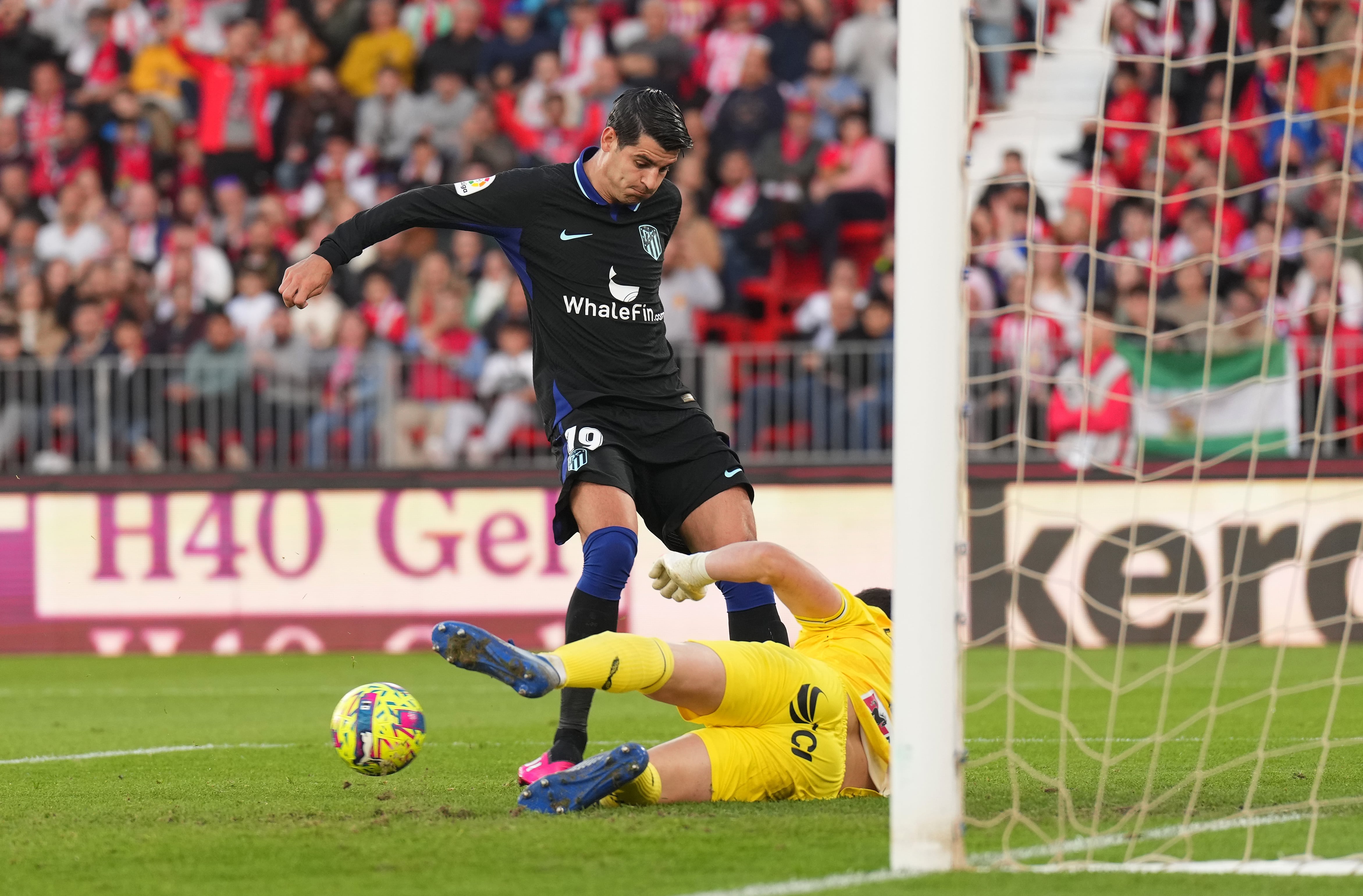 Álvaro Morata intenta meter gol ante Fernando.