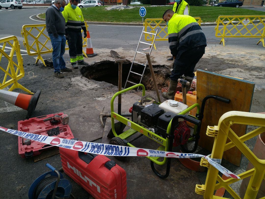 La avería está situada cerca de la rotonda en la confluencia de las calles Burgohondo y Carretera de Burgohondo