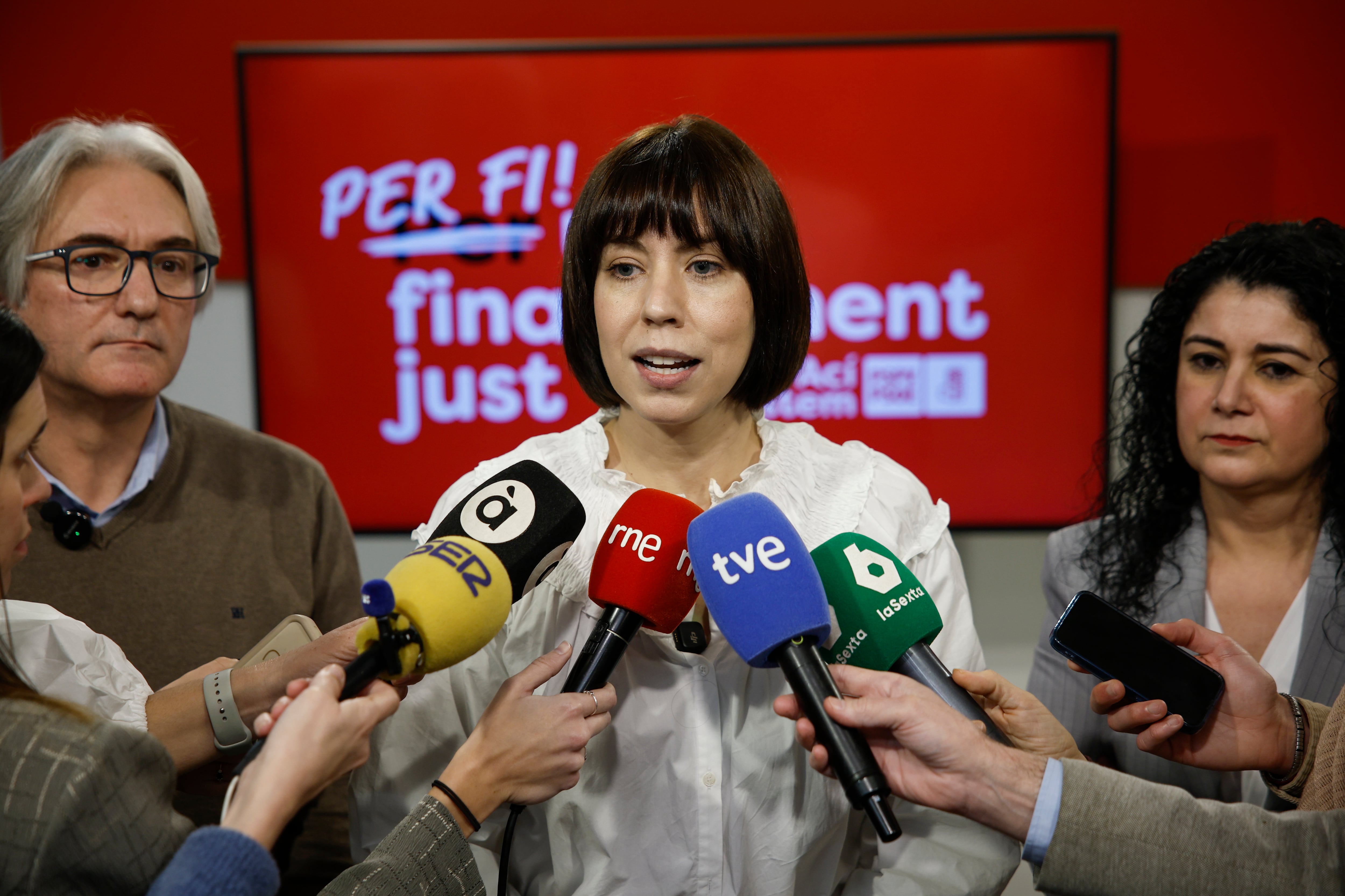 La secretaria general del PSPV-PSOE, la ministra Diana Morant, realiza declaraciones tras reunirse con el secretario general de UGT-PV, Tino Calero (i), y la secretaria general de CCOO PV, Ana García (d), para analizar la propuesta de reforma del sistema de financiación. 