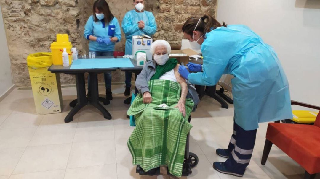 Momento en el que una usuaria de residencia es vacunada.