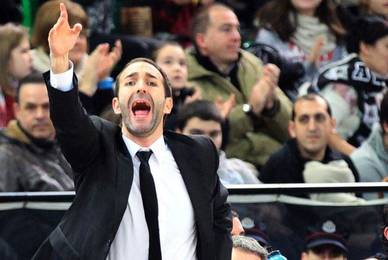 GRA082 BILBAO, 01/02/2015.- El entrenador del Bilbao Basket, Sito Alonso, durante el partido de la decimonovena jornada de la fase regular de la Liga Acb de baloncesto que su equipo disputó frente al Morabanc Andorra en el Bilbao Arena. EFE/Luis Tejido