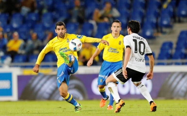 Culio controla el balón en el partido de Copa ante el Valencia