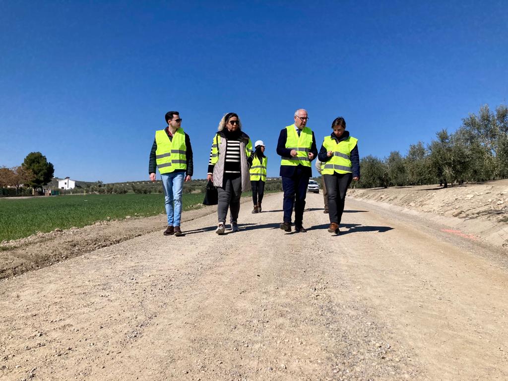 El delegado del gobierno, Jesús Estrella (tercero por la izqda), visita el camino rural que se ha mejorado en Mengíbar.