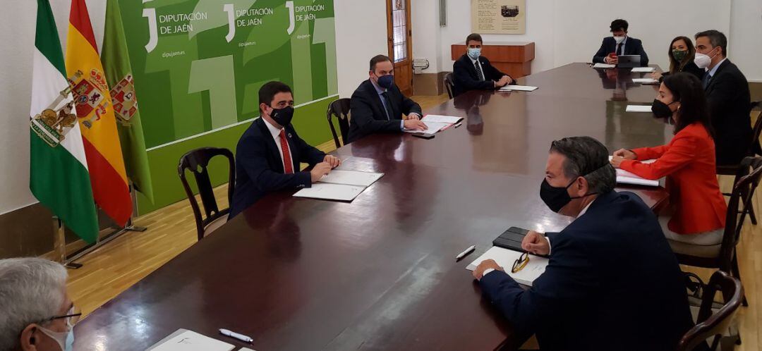 Reunión en la Diputación provincial con su presidente, Francisco Reyes, el alcalde de Linares, Raúl Caro, la subdelegada del Gobierno en Jaén, Catalina Madueño, el ministro de Transportes, José Luis Ábalos y representantes de Renfe y Adif.