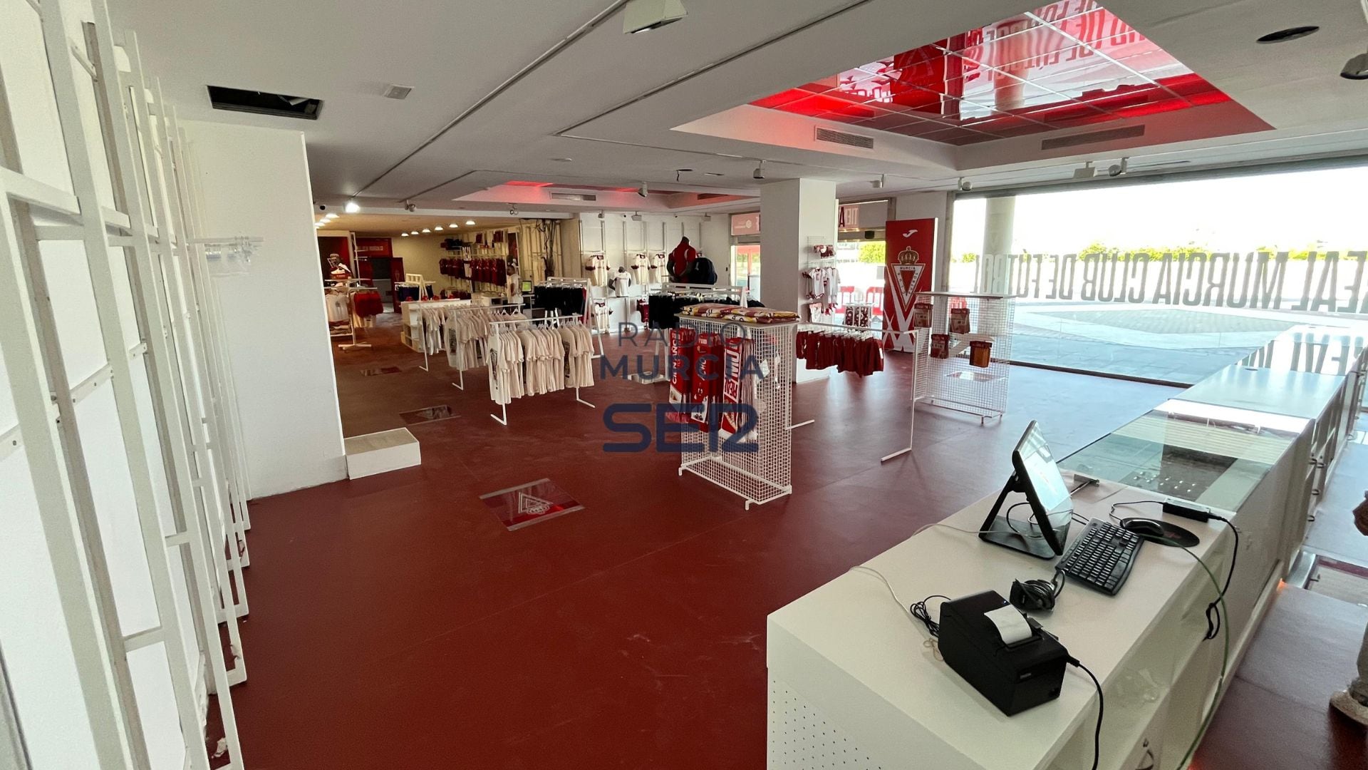 La tienda del Real Murcia ultima su reforma.