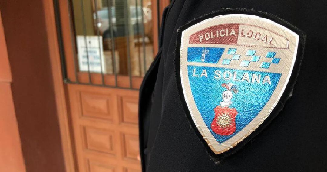 Imagen de archivo de parte del uniforme de un Policía Local en La Solana (Ciudad Real) 