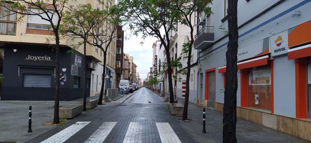 Calle Colón totalmente desierta.