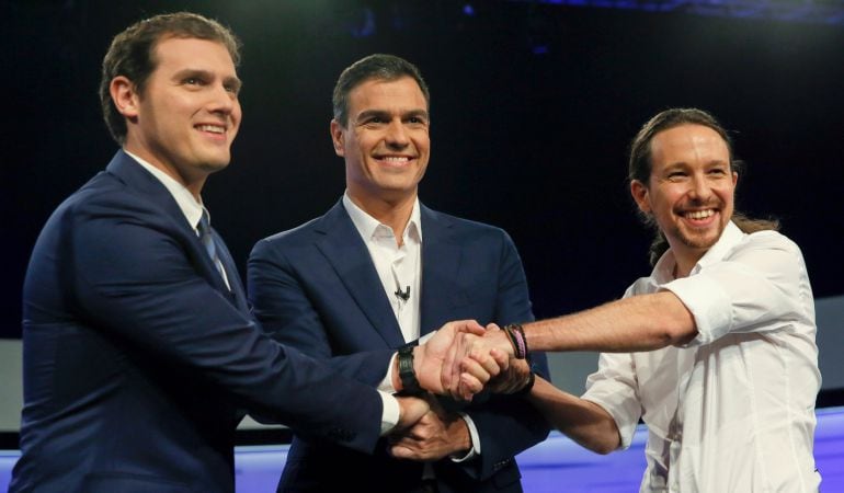 Los candidatos a la Presidencia del Gobierno de Ciudadanos, Albert Rivera (i); PSOE, Pedro Sánchez (c); y Podemos, Pablo Iglesias (d), posan a su llegada al debate digital organizado por el periódico &#039;El País&#039;