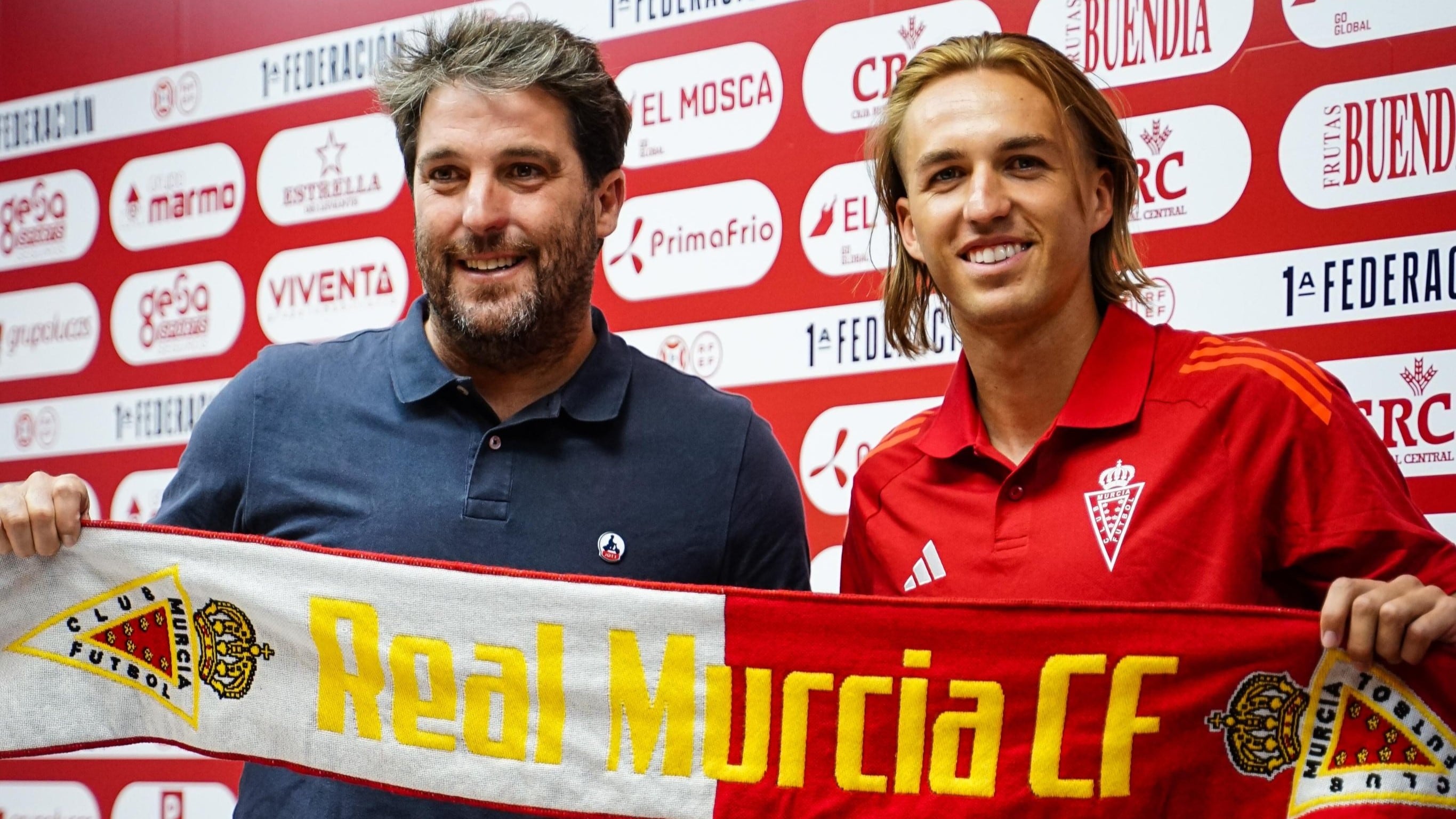 Pedro Benito presentado en el Real Murcia junto a Asier Goiria.