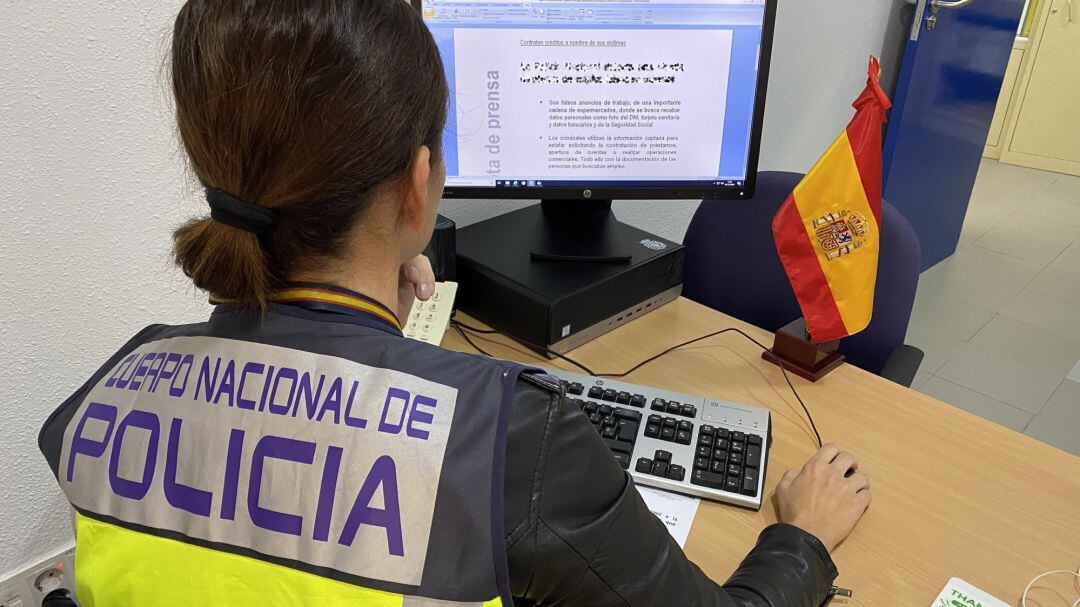 Una agente de Policía Nacional, durante la investigación 