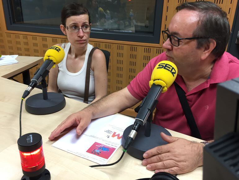 Laura Lobejón y Jesús Terceño, presentando &quot;Mójate por la Esclerosis&quot;.