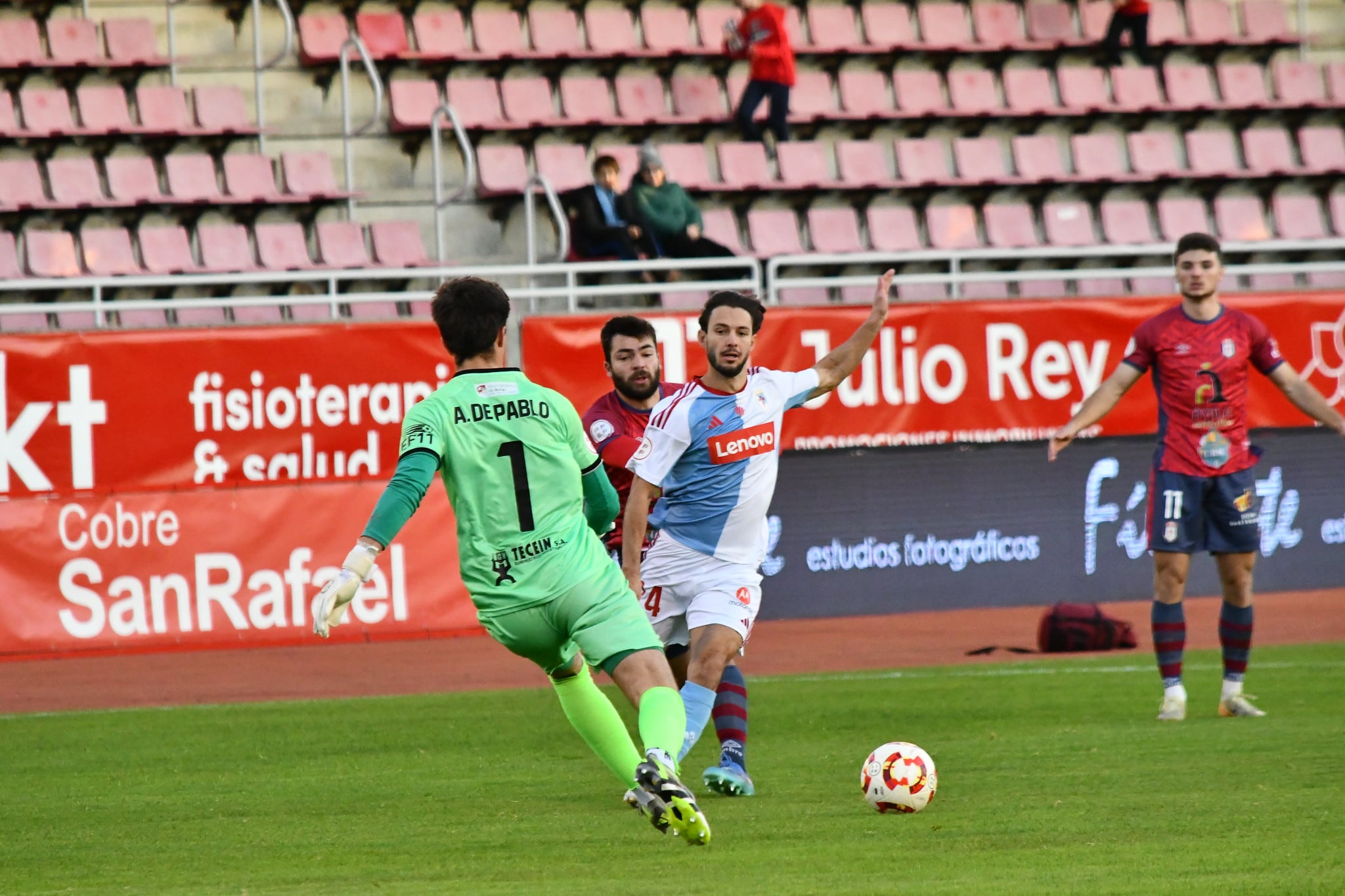 Fer Cano intenta superar a Álvaro, portero del Ávila.