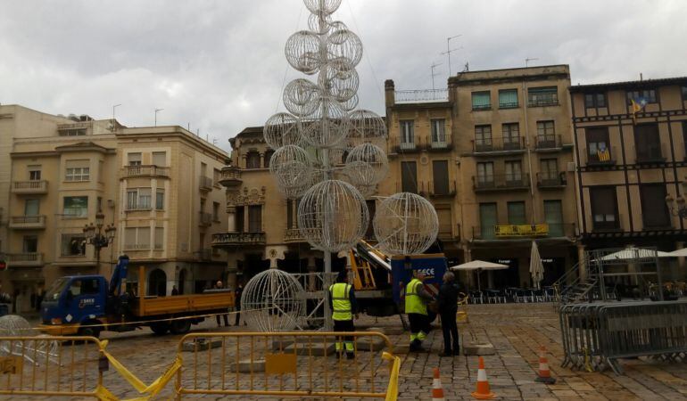 Els operaris instal·len l&#039;arbre de Nadal de la plaça Mercadal. 