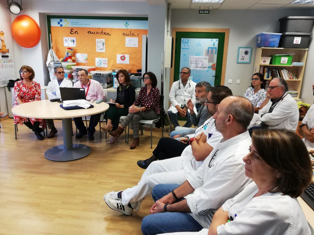 Reunión de la consejera con el equipo directivo y personal del hospital Molina Orosa de Arrecife.