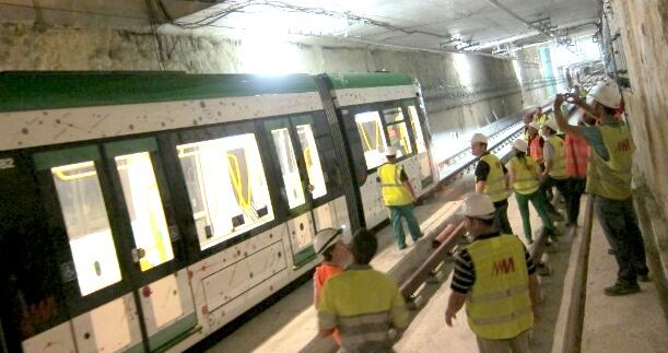 Unidad del metro en el interior de los túneles