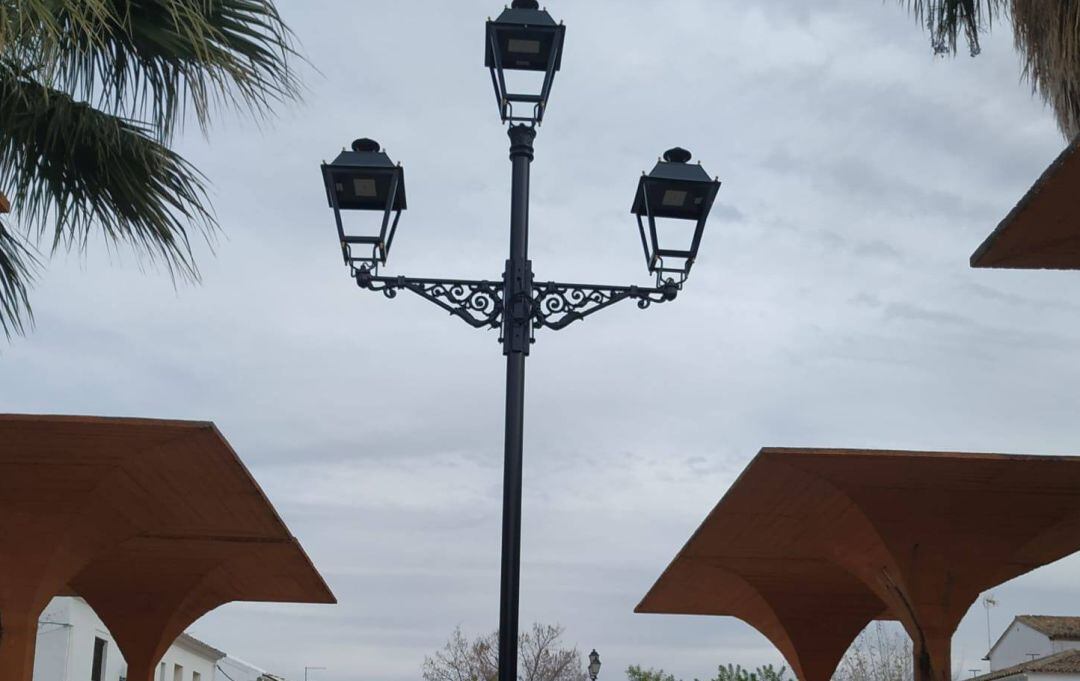 Farola ya renovada con luces led en Baños de la Encina.