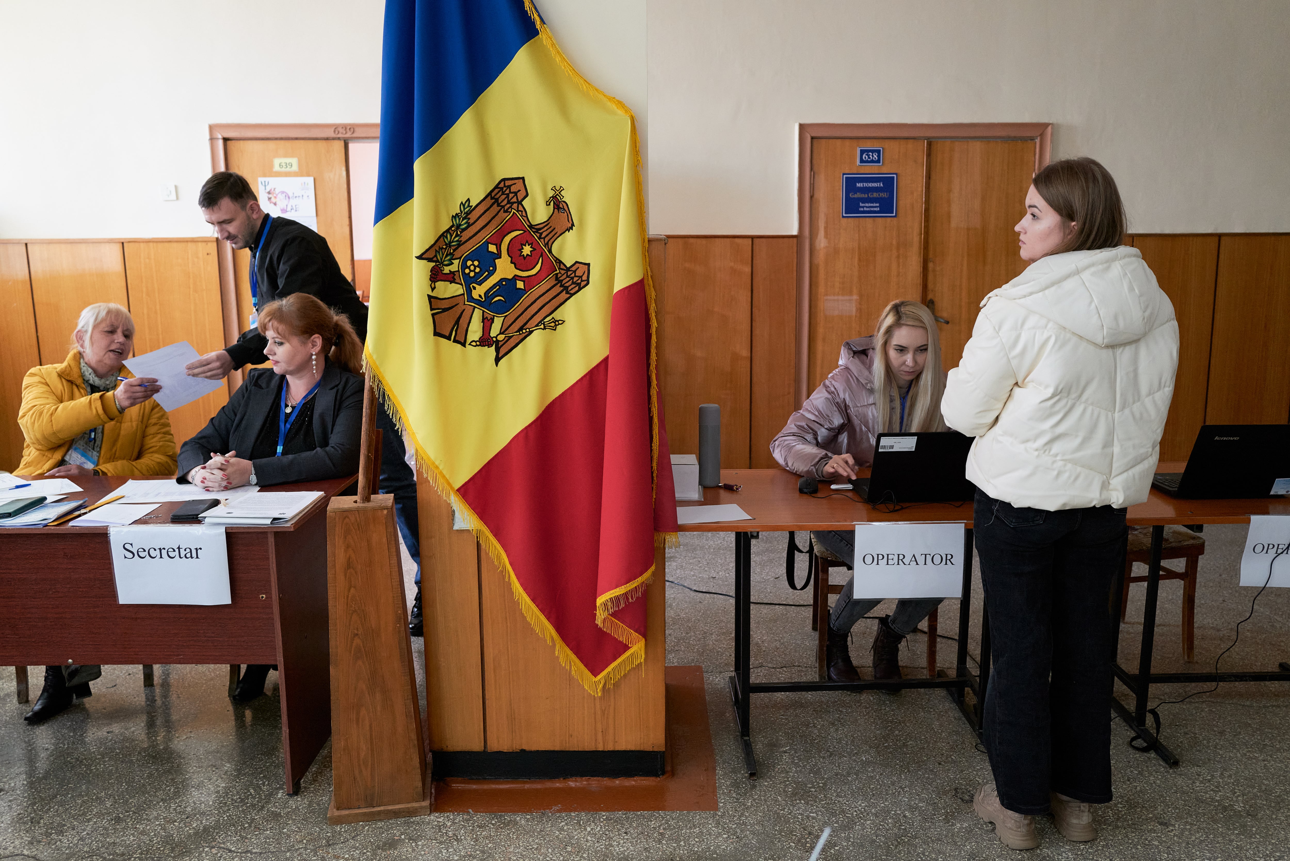 Votantes moldavos durante las elecciones locales celebradas en el país a finales de 2023