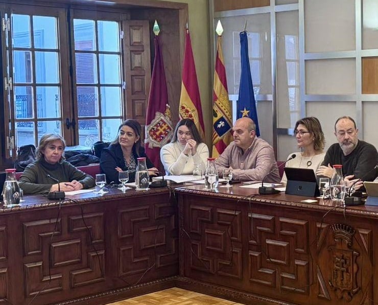 Marta Moreno (segunda por la izq), concejal de Vox en el pleno del Ayuntameinto de Jaca