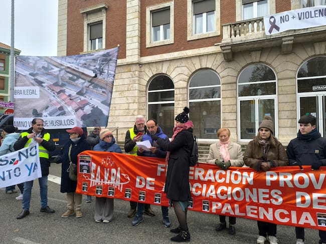La cabecera de la manifestación en la parte baja de la Subdelegación durante las intervenciones