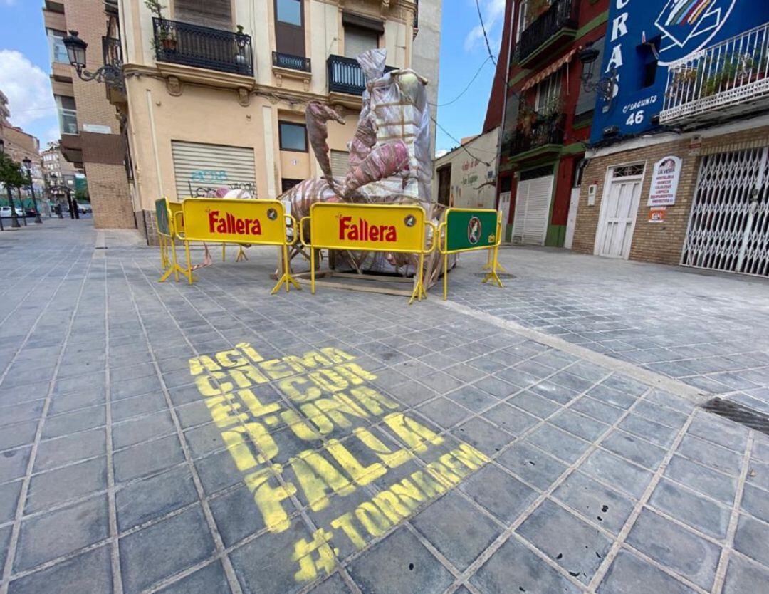 Los primeros monumentos falleros salieron a la calle este jueves. 