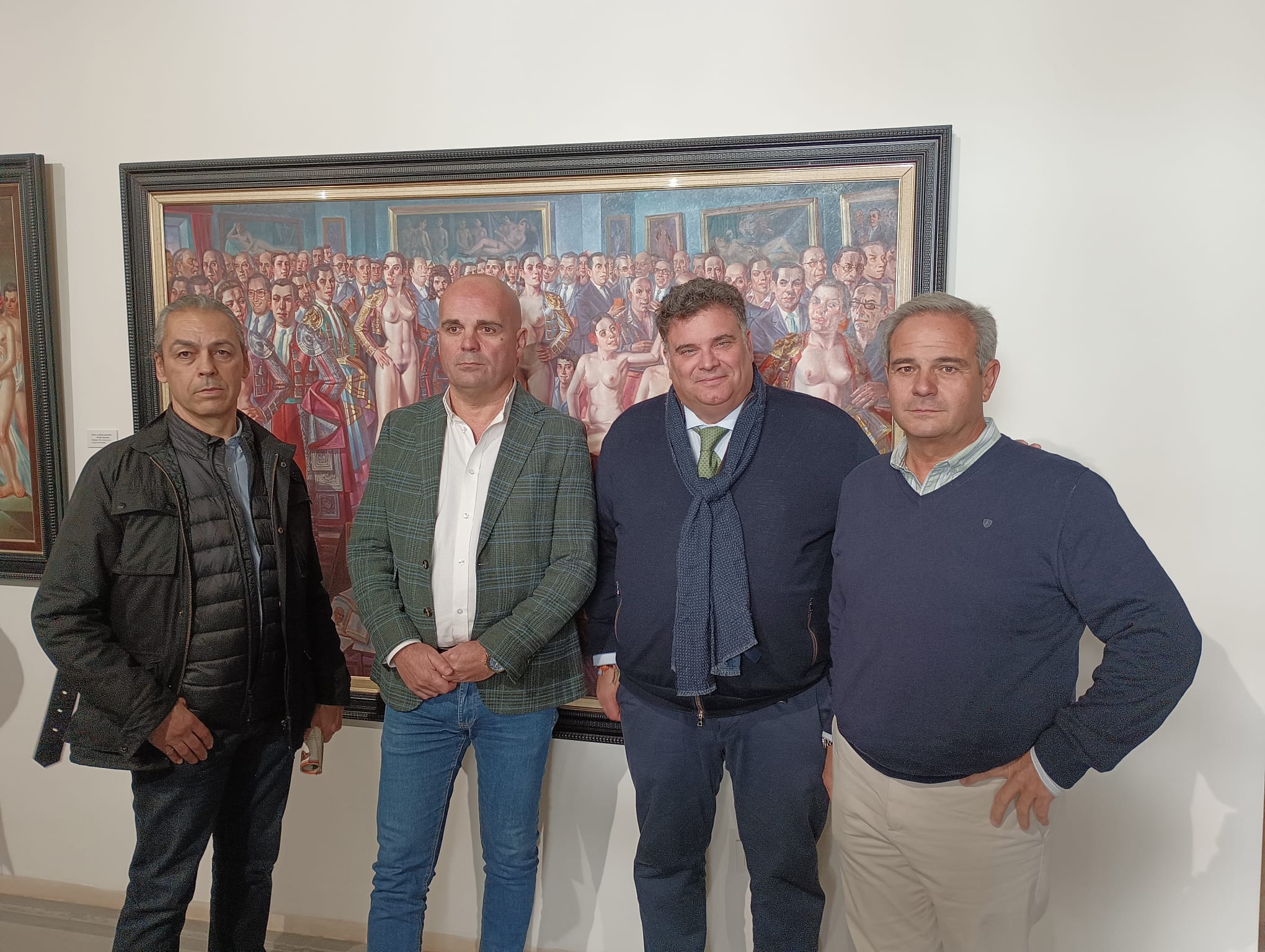 Juan Linares, Alfonso Luna, Juan Manuel Rodríguez y Miguel Ángel Luque frente a uno de los cuadros de Francisco Benítez / Radio Morón