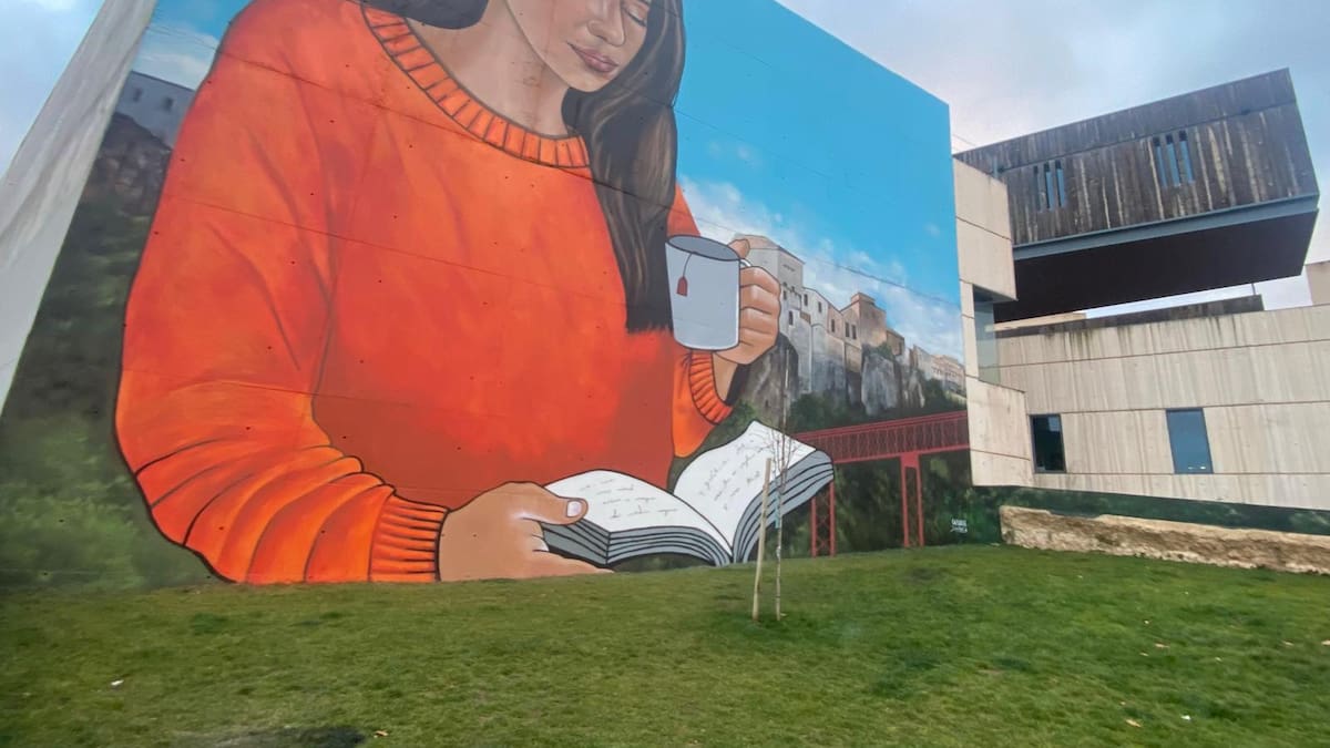 Cuenca suma un nuevo mural monumental que apuesta por la lectura y la calma