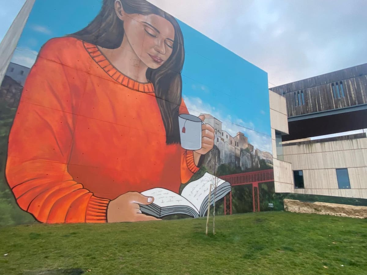 Cuenca suma un nuevo mural monumental que apuesta por la lectura y la calma