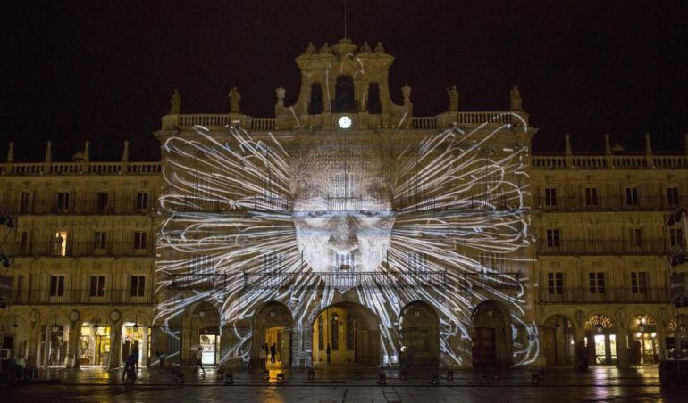 Ensayos de las diversas obras que se proyectarán en el Festival de luz y vanguardias en varios edificios históricos de Salamanca 