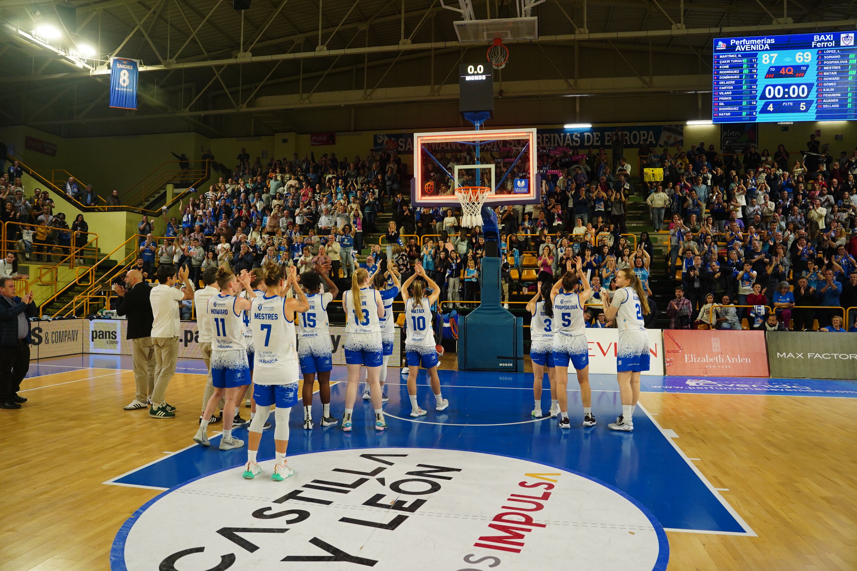 Las jugadoras del Baxi, tras el partido en Würzburg ante el Perfumerías Avenida de Salamanca (foto: Manuel Laya / Prensa2 para Cadena SER)