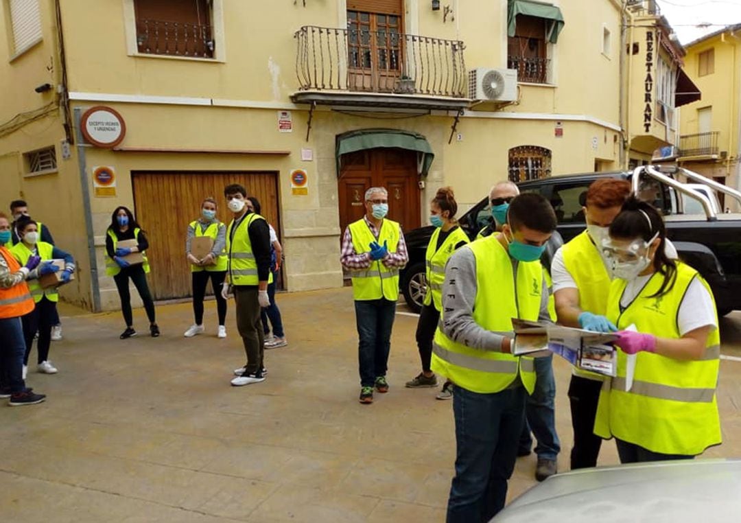 Un instante del reparto de mascarillas que tuvo lugar en Muro a cargo de voluntarios